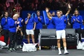 男子テニスの欧州チームとワールドチームの対抗戦、レーバー・カップ初日。現役最後の試合を終えた欧州チームのロジャー・フェデラー（右、2022年9月24日撮影）。(c)Glyn KIRK / AFP