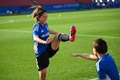 サッカー女子の国際親善大会、シービリーブス・カップのカナダ戦へ向けて調整する小林里歌子（左、2023年2月21日撮影）。(c)Patrick T. Fallon / AFP