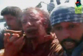 リビアのミスラタ・アルフーラTV（Misrata al-Hurra TV）が伝えた、シルト（Sirte）で拘束されたムアマル・カダフィ（Moamer Kadhafi）大佐の映像（2011年10月20日撮影）。(c)AFP/Misrata Hurra