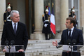仏パリのエリゼ宮（大統領府）でリトアニアのギタナス・ナウセーダ大統領（右）と共同記者会見に臨むエマニュエル・マクロン大統領（2021年11月30日撮影）。(c)Thomas COEX / AFP
