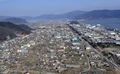 2011年3月11日の東日本大震災から約半月後、巨大津波で建物の多くが流された宮城県石巻市の空撮写真（2011年4月1日撮影）。(c)AFP/KAZUHIRO NOGI