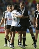 健闘を称え合うフィジーとニュージーランドの選手たち。(c)AFP/Greg WOOD