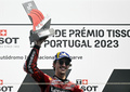 ロードレース世界選手権、第1戦ポルトガルGP、MotoGPクラス決勝。表彰式で優勝を喜ぶドゥカティ・レノボ・チームのフランチェスコ・バニャイア（2023年3月26日撮影）。(c)PATRICIA DE MELO MOREIRA/ AFP