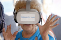 米フロリダ州マイアミのリトルハバナで、バーチャルリアリティー（VR）を体験するニディア・シルバさん（2019年7月26日撮影）。(c)RHONA WISE / AFP