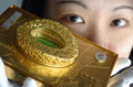 2008年1月29日、台湾の台北（Taipei）で販売される直径8センチの黄金の五輪スタジアム。(c)AFP/Sam YEH