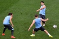サッカーW杯ブラジル大会（2014 World Cup）グループDのイングランド戦を控え、アレーナ・デ・サンパウロ（Arena de Sao Paulo）でチームメートとともに調整を行うウルグアイのルイス・スアレス（Luis Suarez、右、2014年6月18日撮影）。(c)AFP/BEN STANSALL