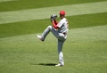20MLB、オークランド・アスレチックス対ロサンゼルス・エンゼルス。先発登板を前にウオームアップするロサンゼルス・エンゼルスの大谷翔平（2020年7月26日撮影）。(c)Ezra Shaw/Getty Images/AFP