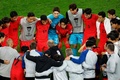 サッカーアジアカップ、準々決勝、オーストラリア対韓国。延長戦前に監督の指示を聞く韓国の選手（2024年2月2日撮影）。(c)KARIM JAAFAR / AFP