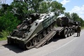 ウクライナ東部ドネツク州バフムート近郊の前線で、英国製装甲兵員輸送車を路上に降ろすウクライナ兵（2022年7月9日撮影、資料写真）。(c)MIGUEL MEDINA / AFP
