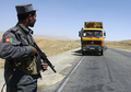 2007年8月17日、ガズニ（Ghazni）州郊外の検問所で、近づくトラックを注視する警察官。韓国人拉致事件は同州で発生した。(c)AFP/SHAH Marai