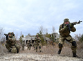 ウクライナの首都キエフ近郊で訓練に参加する軍の予備役（2022年2月19日撮影、資料写真）。(c)Sergei SUPINSKY / AFP
