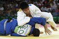 リオデジャネイロ五輪、柔道男子81キロ級の3位決定戦でアブタンディル・チリキシビリと対戦する永瀬貴規（2016年8月9日撮影）。(c)AFP/Jack GUEZ