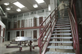 キューバのグアンタナモ（Guantanamo）米海軍基地内にあるテロ容疑者収容施設で、内部を見回る警備員（2008年7月23日撮影）。(c)AFP/Randall Mikkelsen