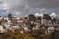 マダガスカルの首都アンタナナリボ（Antananarivo）の空を覆うイナゴの大群（2014年8月28日撮影）。(c)AFP/RIJASOLO