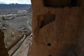 アフガニスタンのバーミヤン渓谷で山腹に掘られた通り道（2021年3月3日撮影）。(c)WAKIL KOHSAR / AFP