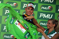 2011ツール・ド・フランス（2011 Tour de France）、第9ステージ（イソワールからサン・フルール、208キロメートル）。ポイント賞首位（マイヨ・ヴェール）を守り、表彰式に臨むオメガファルマ・ロット（Omega Pharma-Lotto）のフィリップ・ジルベール（Philippe Gilbert、2011年7月10日撮影）。(c)AFP/PASCAL PAVANI