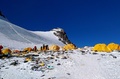 エベレストのキャンプ4に散らばる、捨てられた登山道具とごみ（2018年5月21日撮影）。(c)AFP PHOTO / Doma SHERPA