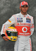 メルボルン（Melbourne）で開催された12F1開幕戦オーストラリアGP（Australian Grand Prix 2012）で写真撮影が行われ、各チームのドライバーが参加した。

ルイス・ハミルトン（Lewis Hamilton）／マクラーレン・メルセデス（McLaren-Mercedes）

誕生日：1985/01/07
通算優勝回数：17
通算獲得ポイント：723
グランプリ出走回数：90
ポールポジション獲得回数：19
表彰台：42
F1初出走：2007年オーストラリアGP
最高成績：優勝
2011年総合成績：5位

デビューを果たした2007年に、同年世界王者のキミ・ライコネン（Kimi Raikkonen）に1ポイント差でドライバーズタイトルを逃したハミルトンは、08年に当時史上最年少となる総合優勝を飾りながらも、09年以降は我慢のシーズンが続き、11年は総合5位に入ったものの、年間順位で初めてチームメイトを下回った。

ポーズをとるルイス・ハミルトン（2012年3月15日撮影）。(c)AFP/Paul CROCK