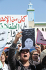 モロッコ北部アライシュ（Larache）の地方裁判所前で、自殺したアミナ・フィラリ（Amina al-Filali）さんと強姦加害者との結婚を認めたことに抗議する人びと（2012年3月15日撮影）。(c)AFP/ABDELHAK SENNA