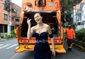 コロンビア・メデジンで、ごみ収集車のそばでオペラを歌うステファニア・パラシオさん。廃棄物処理について意識を高めようと企画された市の啓発キャンペーンの一環（2025年4月4日撮影）。(c)JAIME SALDARRIAGA / AFP