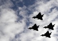 スペインの首都マドリードで行われた軍事ショーで飛行するスペイン軍の「ユーロファイター」戦闘機（2017年10月12日撮影）。(c)AFP/JAVIER SORIANO