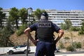 仏ニーム・ピスバン地区を警護する警察官（2023年8月22日撮影）。(c)NICOLAS TUCAT / AFP