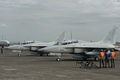 フィリピン・パンパンガ州のクラーク空軍基地に到着した、韓国製戦闘機「FA-50」2機（2015年11月28日撮影）。(c)AFP/TED ALJIBE