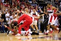 14-15NBAプレーオフ・イースタンカンファレンス準決勝（7回戦制）、ワシントン・ウィザーズ対アトランタ・ホークス。決勝のブザービーターを決めてチームメートと一緒に喜ぶワシントン・ウィザーズのポール・ピアース（2015年5月9日撮影）。(c)AFP/Getty Images/Rob Carr
