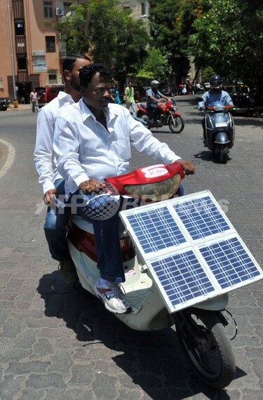 太陽光で走る自家製ソーラー・スクーター、インド 写真1枚 国際