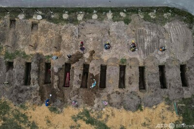 犠牲者の検視作業続く ウクライナ・ブチャの遺体安置所