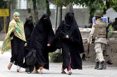 神学生立てこもりのモスク、治安部隊が入り口を破壊