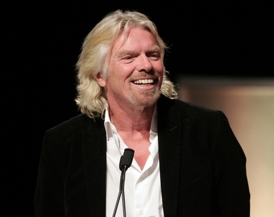 英ヴァージン会長、賭に負けて一日客室乗務員に