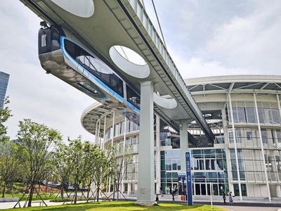 中国初の懸垂式モノレールが試乗