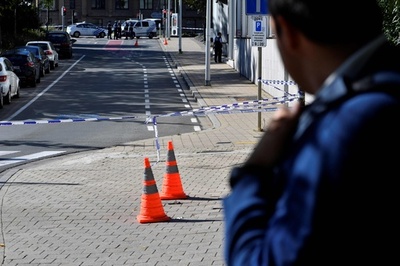 ブリュッセルで男が警官2人刺す テロの可能性