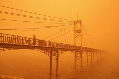 【今日の1枚】砂嵐にかすむ橋 イラク