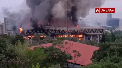 動画：イラン国営放送、生放送中に攻撃される 「戦争犯罪」と非難