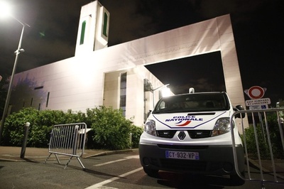 仏パリ郊外のモスク防護壁に車突っ込む、運転手の男を逮捕