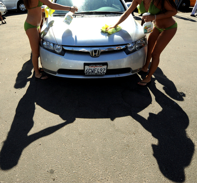 水着モデルがハイブリッド車を無料洗浄、エコサイト開設イベント 米ハリウッド