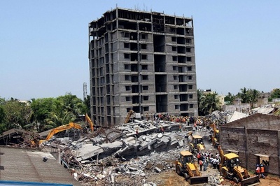 インド南部で建設中のビル崩壊、11人死亡 数十人生き埋めか