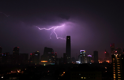 北京の高層ビルに光る稲妻
