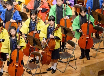 皇太子さまと愛子さま、学習院の演奏会で共演