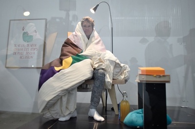 卵温め続ける「めんどり人間」、仏アーティストの新たな挑戦