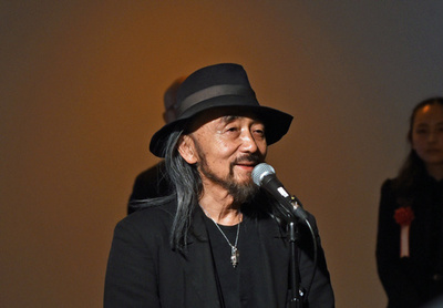 山本耀司の展覧会「画と機」、画家・朝倉優佳とコラボ