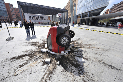 上空から自動車が激突? ポツダム広場に風変わりな３D広告