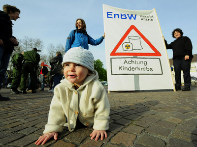ドイツ電力大手総会で反核デモ
