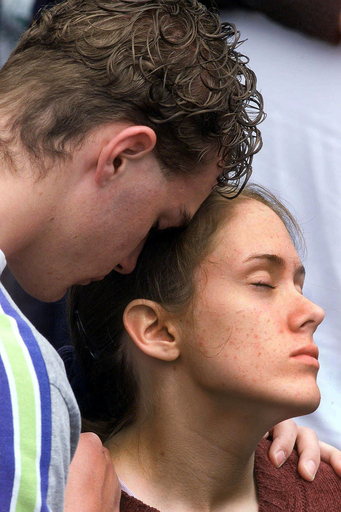 コロンバイン高校銃乱射事件から10年、銃社会変わらぬ米国