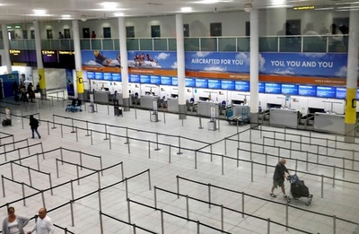 英旅行大手トーマス・クックが破綻、旅行者60万人足止め