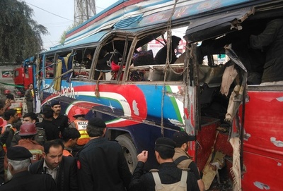 パキスタンで政府職員乗せたバスが爆発、少なくとも16人死亡