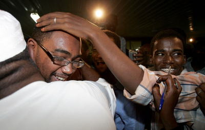 スーダン・ハイジャック機の乗客、家族と喜びの再会