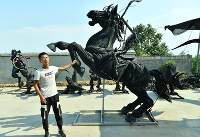 廃タイヤが迫力あるオブジェに、90年代生まれの青年が制作